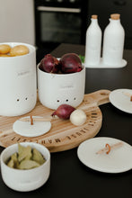 Lade das Bild in den Galerie-Viewer, Ein Platz für Zwieblen, Knoblauch und Kartoffeln