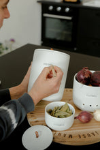 Lade das Bild in den Galerie-Viewer, Ein Platz für Zwieblen, Knoblauch und Kartoffeln